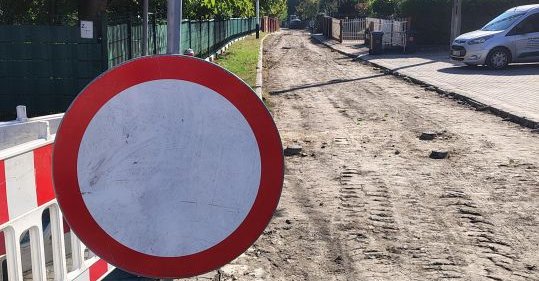 Na ul. Podleśnej w Leżajsku rozpoczęła się wymiana kanalizacji sanitarnej oraz sieci wodociągowej i gazowej. Prace obejmują także odtworzenie nawierzchni z kostki betonowej i mają zakończyć się 30 listopada 2026 r.